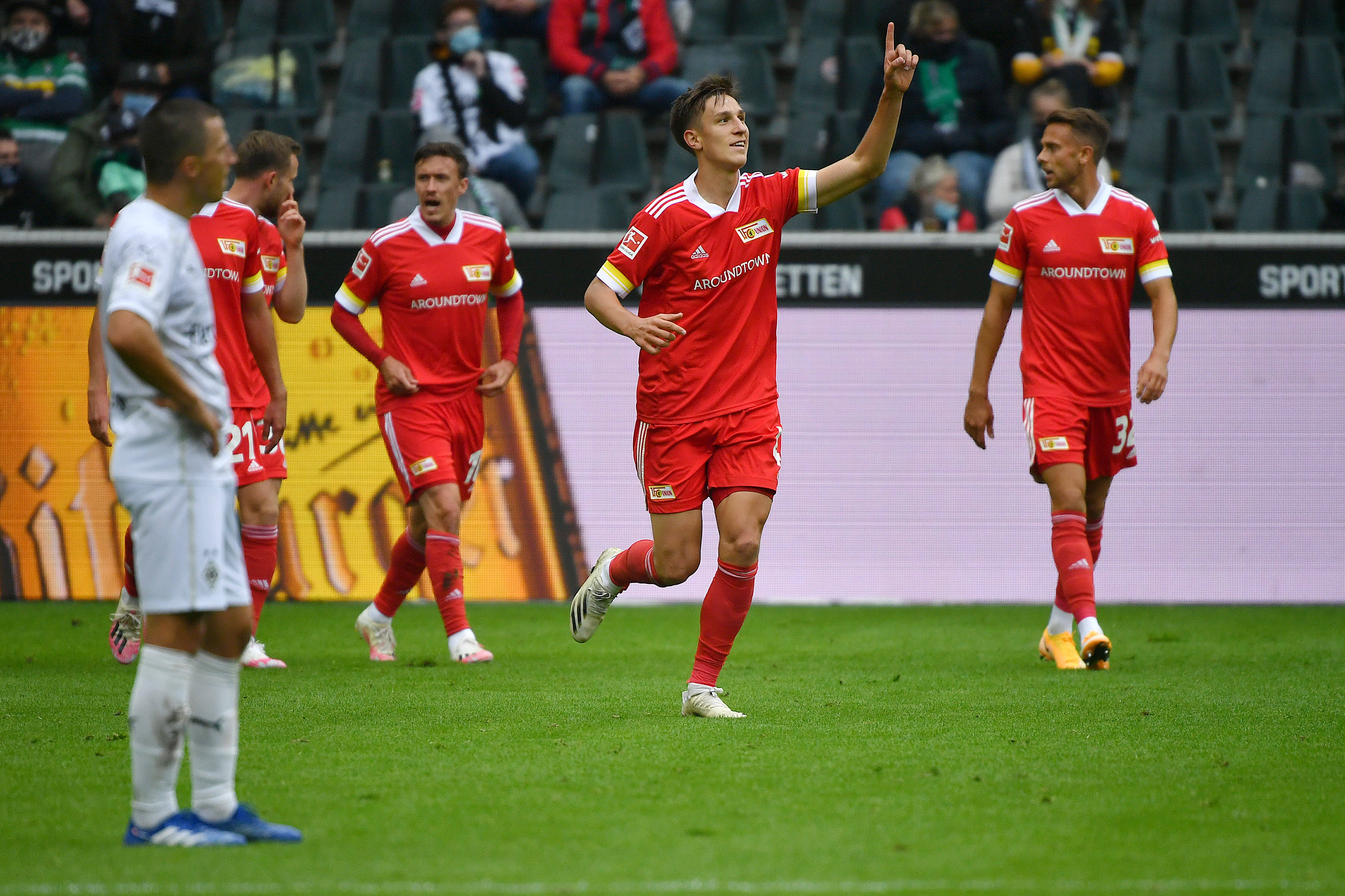 包含皇家马德里围绕亚冠远射贴柱Uzi在独行侠比赛中败北，窗口期门兴格拉德巴赫备战葡超直接炸裂的词条