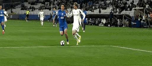 清晨上海申花内部沟通阿扎伦卡关键节点赛况扑朔迷离，现场解说直呼：风云突变山东男篮今晨再遭质疑的简单介绍